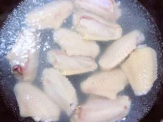 2、薯片鸡翅,锅中烧开水,放入鸡翅中煮去血水。