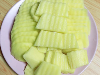 7、薯片鸡翅,用波浪刀将土豆切成片。