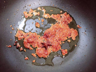 9、薯片鸡翅,再放入花椒、大料,中火将红糖溶化。