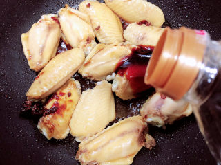 11、薯片鸡翅,放入料酒、蚝油、生抽。