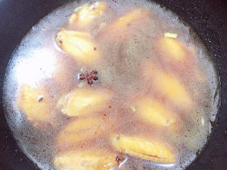 13、薯片鸡翅,倒入500ml水。