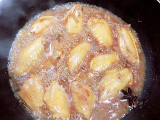 14、薯片鸡翅,盖盖儿,炖煮10分钟。