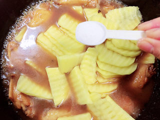 16、薯片鸡翅,放入盐,搅拌均匀,盖盖儿继续炖煮。