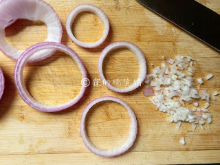 2、冬至美食 鸡肉洋葱圈,洋葱切圈，中间多余的可以切碎一起放到鸡胸肉里。
