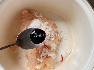 3、冬至美食 鸡肉洋葱圈,随后加入蚝油。