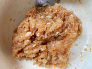 8、冬至美食 鸡肉洋葱圈,搅拌均匀。