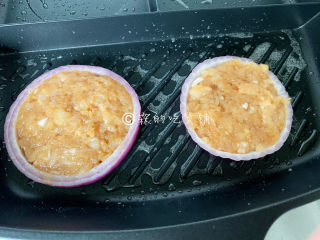 11、冬至美食 鸡肉洋葱圈,把鸡肉洋葱圈放入，中小火慢煎。