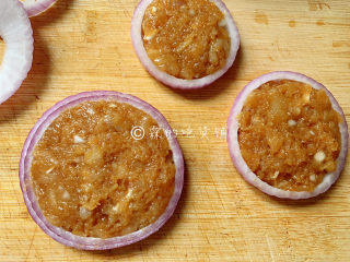 9、冬至美食 鸡肉洋葱圈,把拌好的鸡肉馅，填入洋葱圈中。