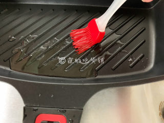 10、冬至美食 鸡肉洋葱圈,煎锅里刷上油。