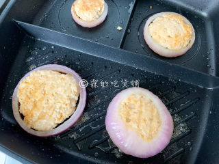 12、冬至美食 鸡肉洋葱圈,一面煎至焦黄，翻面继续煎。