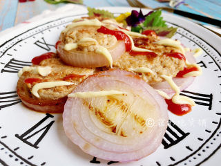 13、冬至美食 鸡肉洋葱圈,两面焦黄，出锅装盘，吃的时候可以根据喜好淋上些番茄沙司或沙拉酱之类。