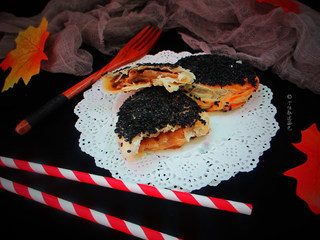 10、十味 芝麻酱烧饼,麻酱烧饼表皮焦脆，质地柔软，香味浓郁。