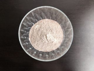 1、黑麦发糕,低筋面粉与黑麦面粉充分混合