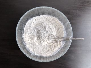 3、黑麦发糕,充分搅匀