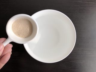 4、黑麦发糕,温水中融化酵母粉