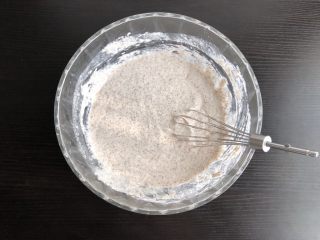 6、黑麦发糕,搅拌成浓稠面糊