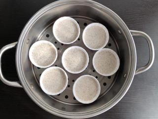 8、黑麦发糕,纸杯刷油，面糊倒入纸杯中，八分满