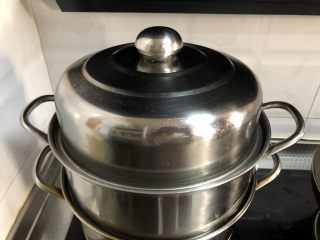 9、黑麦发糕,冷水上锅蒸，大火20分钟，关火焖5分钟