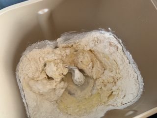 1、豆沙小餐包,除黄油外所有材料放入面包桶，开启和面程序20分钟，10分钟后放入软化的黄油，继续揉
