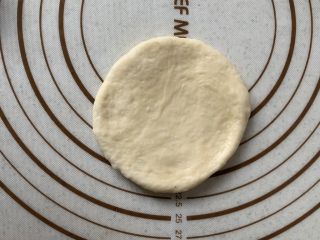 6、豆沙小餐包,取一面团拍扁，擀圆、翻面
