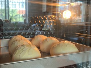 9、豆沙小餐包,送入预热好的烤箱、中层上下火175度、烤18分钟左右直到表面金黄！看见上色了要及时加盖锡纸以免烤焦。