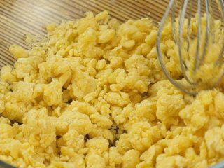 2、快手番茄疙瘩汤,面粉100g分次倒入适量蛋液，搅拌至颗粒均匀无干粉状态（留下部分蛋液备用）