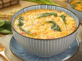 6、快手番茄疙瘩汤,盛出装碗，即可享用