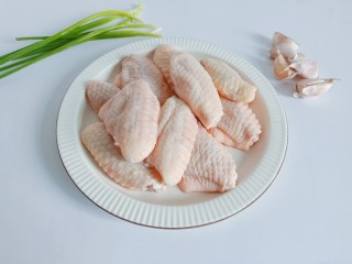 1、蒜香鸡翅,把鸡翅洗干净后用冷水浸泡30分钟捞出控干水份。