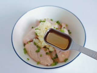 4、蒜香鸡翅,加上料酒去腥增香。