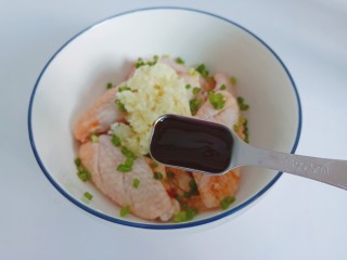 6、蒜香鸡翅,加蚝油2勺,增加鲜味。