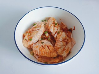 8、蒜香鸡翅,带上一次性手套,给每个鸡翅按摩一遍,抓匀放入冷藏腌制一小时。