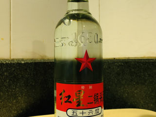 2、杨梅酒,二锅头一瓶，白酒要56度以上，才能保持杨梅不发霉