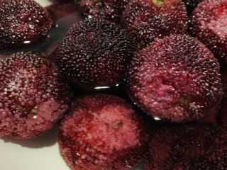 5、杨梅酒,杨梅用清水清洗干净