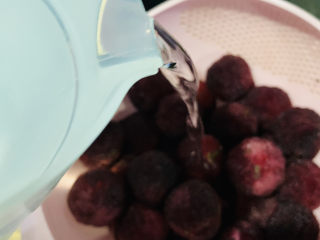 7、杨梅酒,加入晾白开水，再清洗一遍