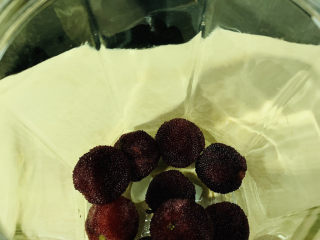 8、杨梅酒,杨梅稍微沥干，放罐子里