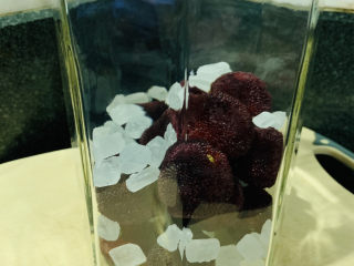 10、杨梅酒,一层杨梅