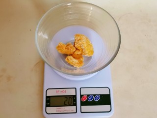 1、紫薯银耳粥,干银耳称重。