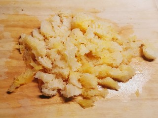 3、紫薯银耳粥,泡发后切小块备用。