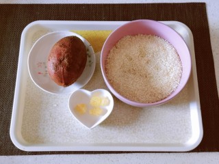 4、紫薯银耳粥,其它食材准备好:紫薯、粥米和冰糖。