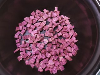 8、紫薯银耳粥,放入压力锅内胆里