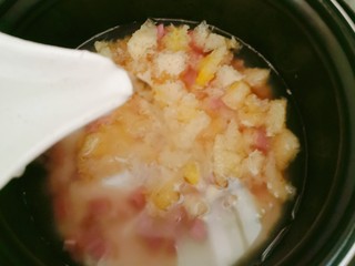 11、紫薯银耳粥,一次性倒入足够的清水，选用煮粥功能。