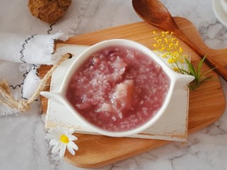 14、紫薯银耳粥,盛出食用。