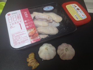1、蒜香鸡翅,食材准备好