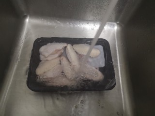 2、蒜香鸡翅,鸡翅清洗净