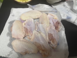 4、蒜香鸡翅,吸干水份