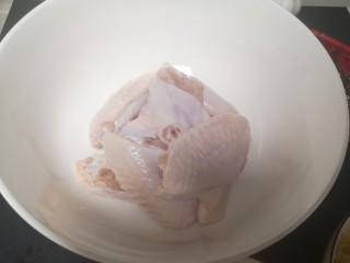 5、蒜香鸡翅,放入一个容器