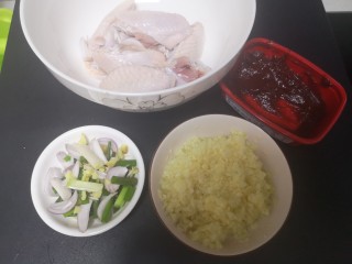 6、蒜香鸡翅,蒜子弄成蒜茸（加水莫过蒜茸），葱切段，洋葱切段，姜切粒