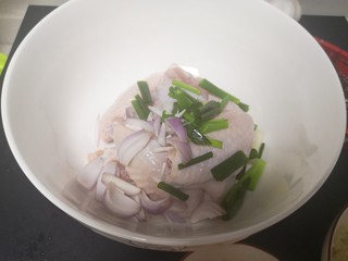 7、蒜香鸡翅,鸡翅加入葱段，洋葱，姜