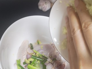 8、蒜香鸡翅,再把蒜茸水倒入