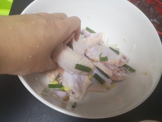 9、蒜香鸡翅,揉捏抓均